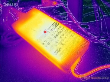 O adaptador CA pode atingir mais de 44 °C ao operar cargas exigentes