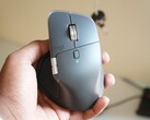 O Logitech MX Master 4 na cor Graphite (Fonte da imagem: Abhinav Fating/Notebookcheck)