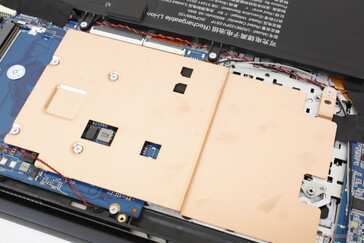 Placa de cobre sobre a CPU, sem ventiladores