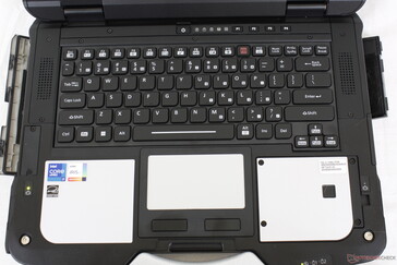 Layout do teclado com quatro níveis de retroiluminação branca. Não há opção de cor vermelha para a iluminação de fundo. Todas as teclas e símbolos são iluminados