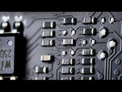 Uma imagem da placa-mãe MSI RTX 5090 Lightning mostrando os resistores e o layout dos traços