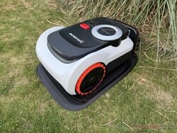 O Navimow i210 LiDAR Pro em sua estação de recarga