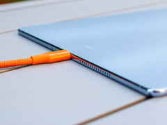 O cabo USB é mais grosso do que o tablet.