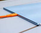 O cabo USB é mais grosso do que o tablet.