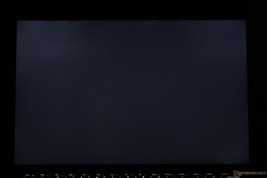 Sangramento leve-moderado da luz de fundo nos cantos superiores