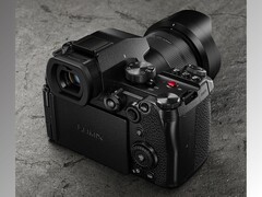 A G9II tem um formato compacto e ergonômico (Fonte da imagem: Panasonic)