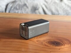 O adaptador HP de 65 W possui praticamente todos os recursos que poderíamos desejar em um carregador USB-C portátil