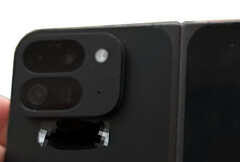 O suposto Pixel Fold 2 com o que parece ser quatro câmeras traseiras. (Fonte da imagem: Android Authority - editado)