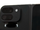 O suposto Pixel Fold 2 com o que parece ser quatro câmeras traseiras. (Fonte da imagem: Android Authority - editado)