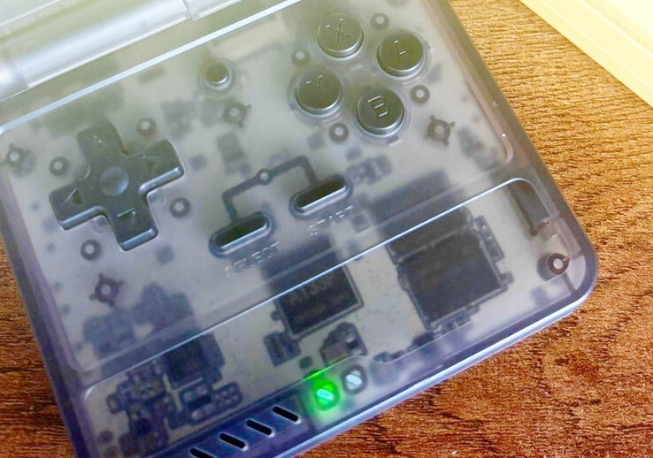 Um close-up revela o chipset Allwinner A133P dentro do Powkiddy V90S. (Fonte da imagem: Taki Udon - editado)