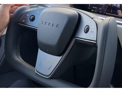 A Tesla oferece o novo volante Yoke para o Model S e o Model X (imagem: Tesla / @dkrasniy, X-App)
