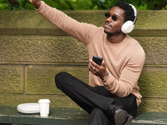 Damson Idris usando os fones de ouvido não lançados da Sony.