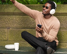 Damson Idris usando os fones de ouvido não lançados da Sony.