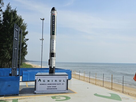 O foguete Agnibaan na plataforma de lançamento (Fonte da imagem: Agnikul)