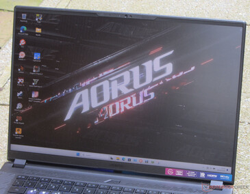 A Aorus 16 X é externa.