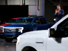 A Ford está produzindo agora a caminhonete F-150 Lightning com veículos previstos para serem enviados nos