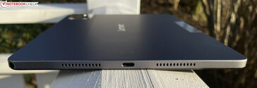 Direita: alto-falante, USB-C 2.0, alto-falante