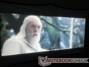 Observe o halo em torno de áreas de alto contraste, como as costas, o cabelo e o cajado de Gandalf. (Imagem via The Lord of the Rings: O Retorno do Rei, da New Line Cinema)