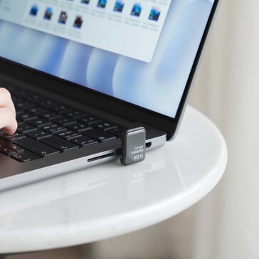 O dispositivo fica ligeiramente saliente quando conectado a um laptop.