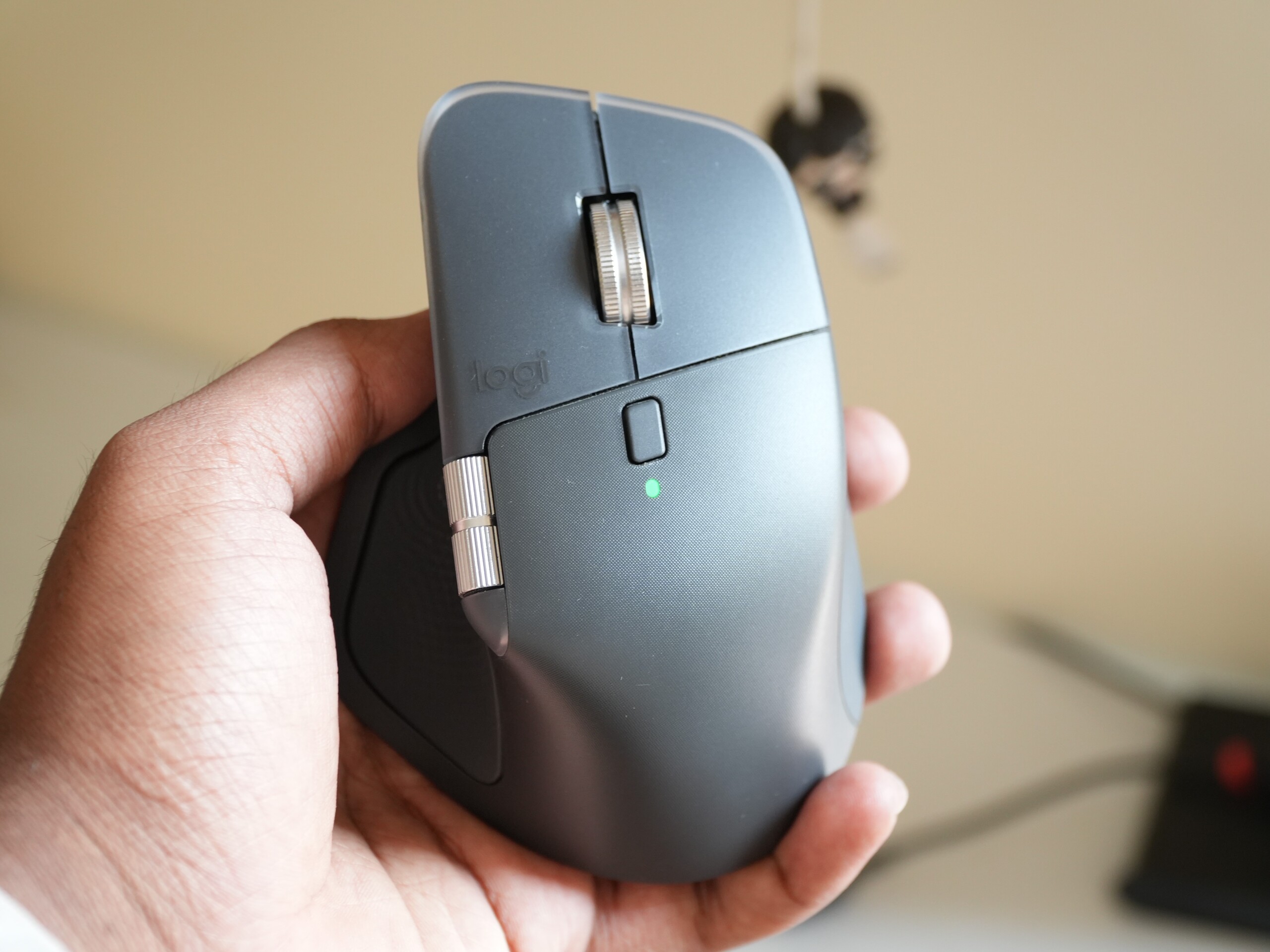 O Logitech MX Master 4 na cor Graphite (Fonte da imagem: Abhinav Fating/Notebookcheck)