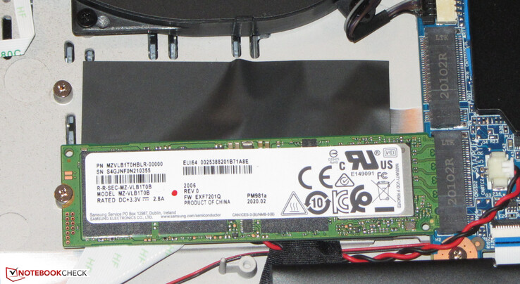 O laptop oferece espaço para duas SSDs NVMe.