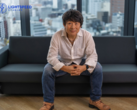 Uma foto de Hideaki Itsuno sentado em um sofá no Tencent LightSpeed Studios (fonte da imagem: LightSpeed Studios)