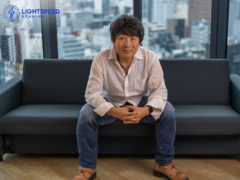 Uma foto de Hideaki Itsuno sentado em um sofá no Tencent LightSpeed Studios (fonte da imagem: LightSpeed Studios)