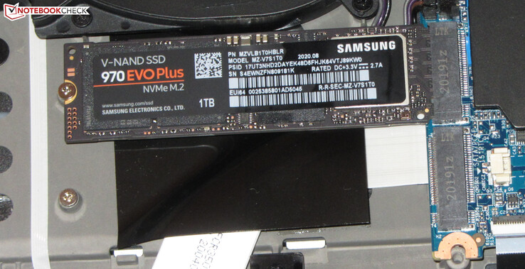 O laptop oferece espaço para dois SSDs.