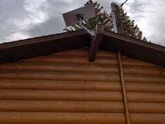 Suporte padrão para antena parabólica no telhado.