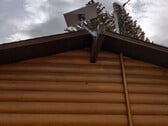 Suporte padrão para antena parabólica no telhado.