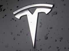 A função Autopilot da Tesla continua sendo alvo de críticas.
