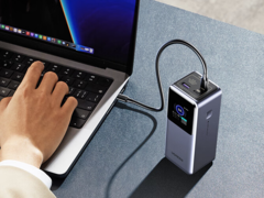 O novo banco de energia UGREEN 200W 25.000mAh tem três portas. (Fonte da imagem: UGREEN)