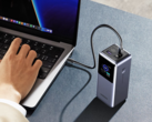 O novo banco de energia UGREEN 200W 25.000mAh tem três portas. (Fonte da imagem: UGREEN)