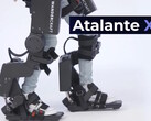 O exoesqueleto Wandercraft Atalante X melhora a marcha da senhora sete anos após o derrame. (Fonte da imagem: Wandercraft)