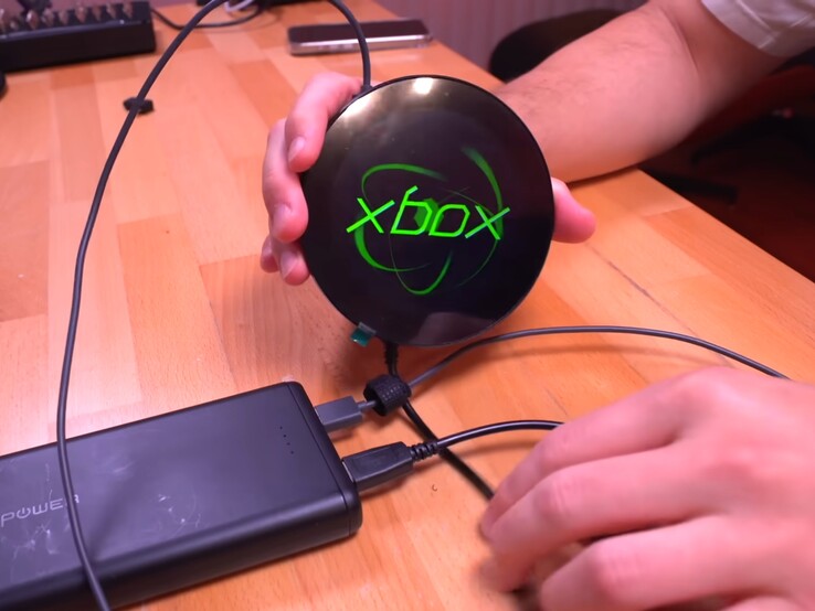 A joia brilhante agora funciona como uma tela. (Fonte da imagem: Macho Nacho Productions via YouTube)