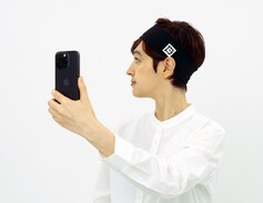 Os escaneamentos da cabeça e das orelhas são auxiliados por uma faixa de cabeça incluída e alguns adesivos semelhantes a códigos QR (Fonte da imagem: Final)