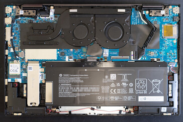 2023 O HP Envy x360 15 sem placa inferior mostra um leve rearranjo dos componentes internos.