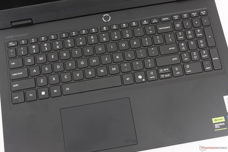 Teclado com apenas retroiluminação branca opcional, curso curto com resposta leve e um pequeno clickpad de 10,5 x 7 cm