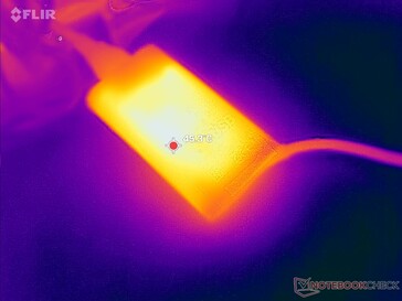 O adaptador CA atinge mais de 45 °C ao operar cargas exigentes