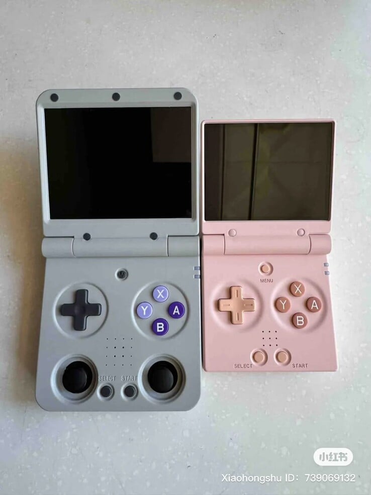 O Miyoo Flip e o Miyoo Mini Flip, da esquerda para a direita. (Fonte da imagem: GameboyJuntaro)