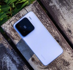 O Xiaomi 15 foi lançado com uma bateria de 5.400 mAh na China. (Fonte da imagem: Vetrax Arrogant TV no Weibo)