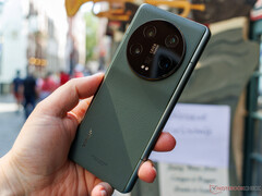 O Xiaomi 13 Ultra chegou à Europa nos acabamentos Verde Oliva e Preto Ultra. (Fonte da imagem: NotebookCheck)