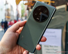 O Xiaomi 13 Ultra chegou à Europa nos acabamentos Verde Oliva e Preto Ultra. (Fonte da imagem: NotebookCheck)