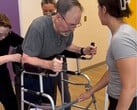 Ivan Vargas, paralítico, recebe o exoesqueleto Ekso Indego sob a cobertura do Medicare e começa a treinar para voltar a andar. (Fonte: Sheltering Arms Institute)