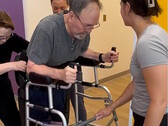 Ivan Vargas, paralítico, recebe o exoesqueleto Ekso Indego sob a cobertura do Medicare e começa a treinar para voltar a andar. (Fonte: Sheltering Arms Institute)