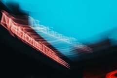 Desfoque de movimento abstrato do letreiro do National Theatre em Londres (Fonte da imagem: Samuel Regan-Asante via Unsplash)