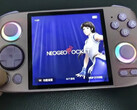 A Anbernic já lançou um dispositivo portátil para jogos com uma tela de proporção 1:1 antes. (Fonte da imagem: Anbernic via Retro Handhelds)