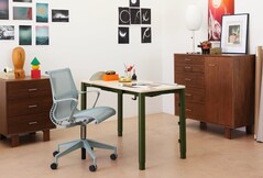 A mesa com altura ajustável Spout da Herman Miller apresenta quatro pernas motorizadas (Fonte da imagem: Herman Miller)