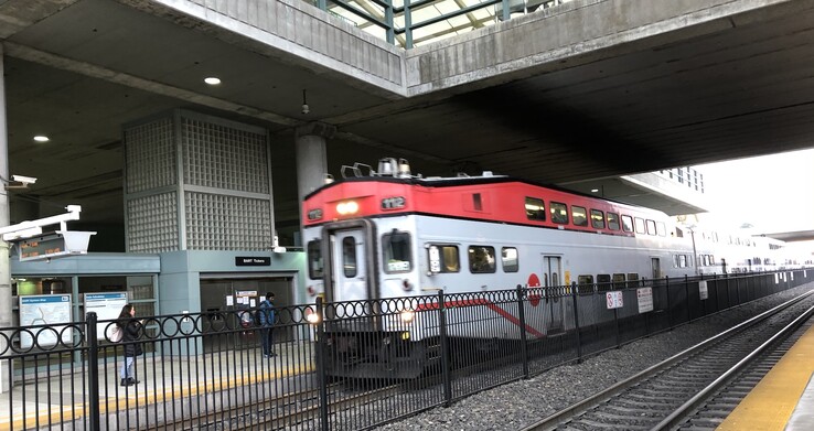 Caltrain em 2018: O trem é empurrado por uma locomotiva a diesel, e não há linha aérea em Millbrae (Fonte da imagem: Andreas Sebayang)