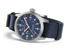 O Hamilton Khaki Field Power Reserve 40 mm com mostrador azul